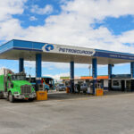 Estación de servicio de Petroecuador junto a la carretera Panamericana en Ecuador, fotografiada en 2014.