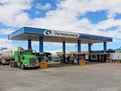 Estación de servicio de Petroecuador junto a la carretera Panamericana en Ecuador, fotografiada en 2014.