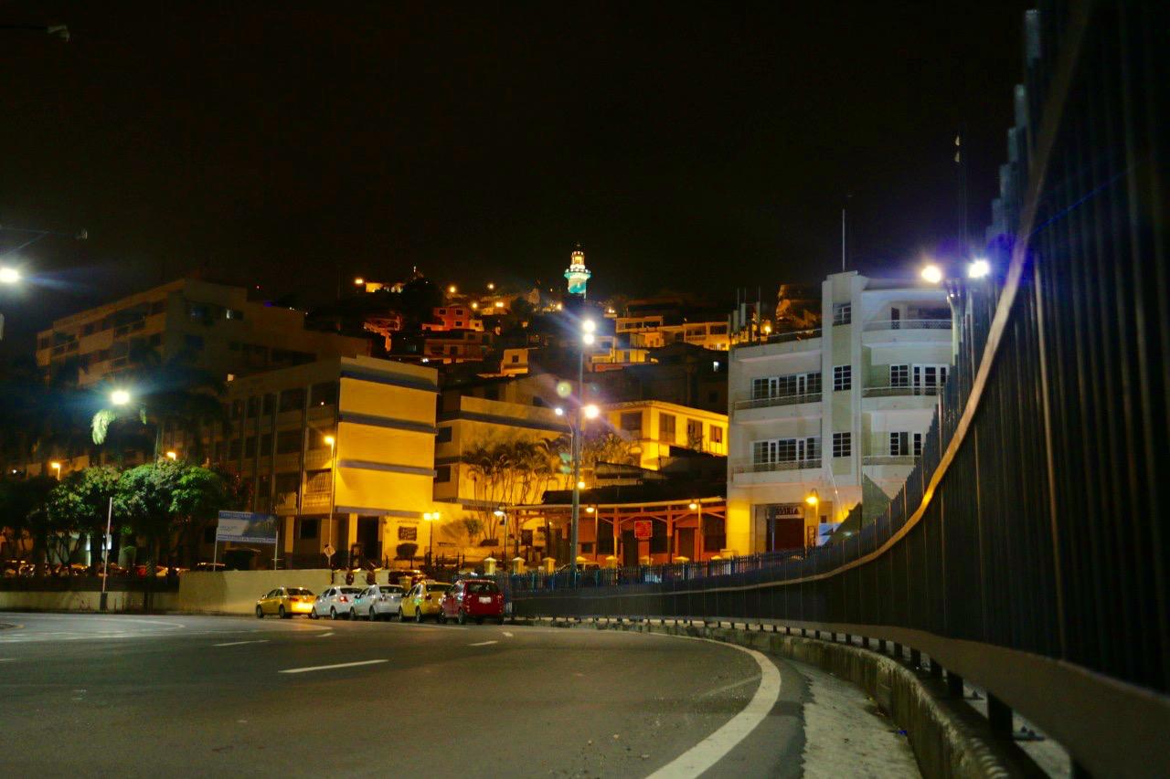 Vista nocturna iluminada del cerro Santa Ana en Guayaquil, archivo de 2019.