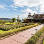 Jardines y edificio principal de la Hostería Puertolago, establecimiento turístico en Otavalo