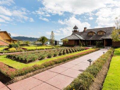 Jardines y edificio principal de la Hostería Puertolago, establecimiento turístico en Otavalo