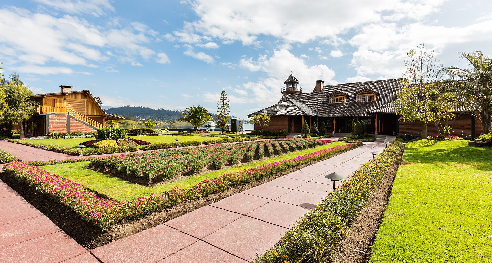 Jardines y edificio principal de la Hostería Puertolago, establecimiento turístico en Otavalo