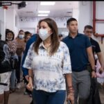Cynthia Gellibert recorre el Hospital del Día Sur Valdivia del IESS junto a personal de la institución.