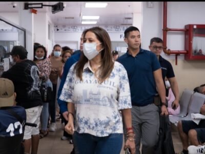 Cynthia Gellibert recorre el Hospital del Día Sur Valdivia del IESS junto a personal de la institución.