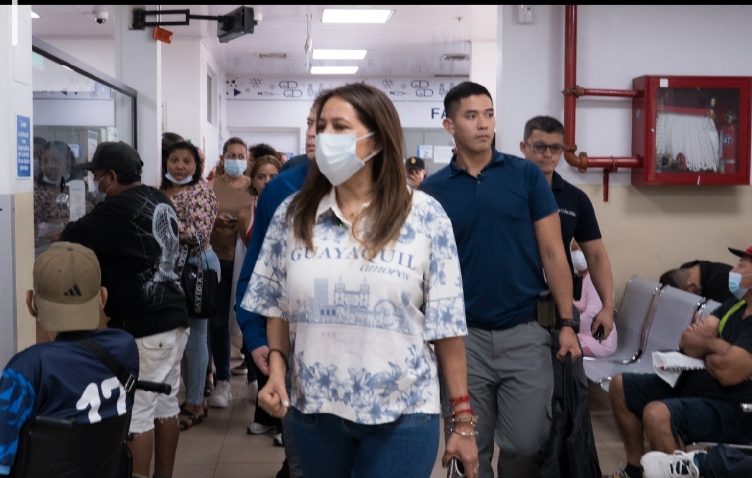 Cynthia Gellibert recorre el Hospital del Día Sur Valdivia del IESS junto a personal de la institución.