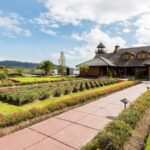 Jardines y edificios de una hostería en Otavalo como referencia del sector turístico