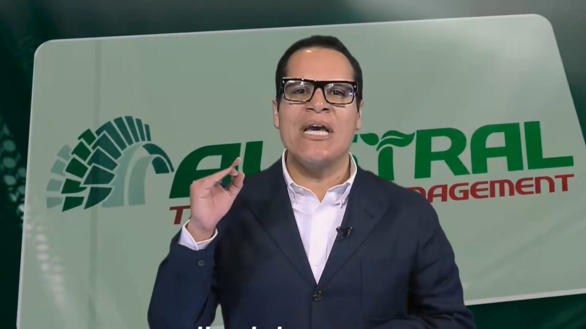 José Julio Neira durante su anuncio sobre los generadores del contrato con Austral Technical Management, el 12 de octubre de 2026.