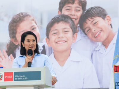 Keiko Fujimori presenta la propuesta de disciplina escolar en el colegio Felipe Santiago Estenos de Chaclacayo, Perú.