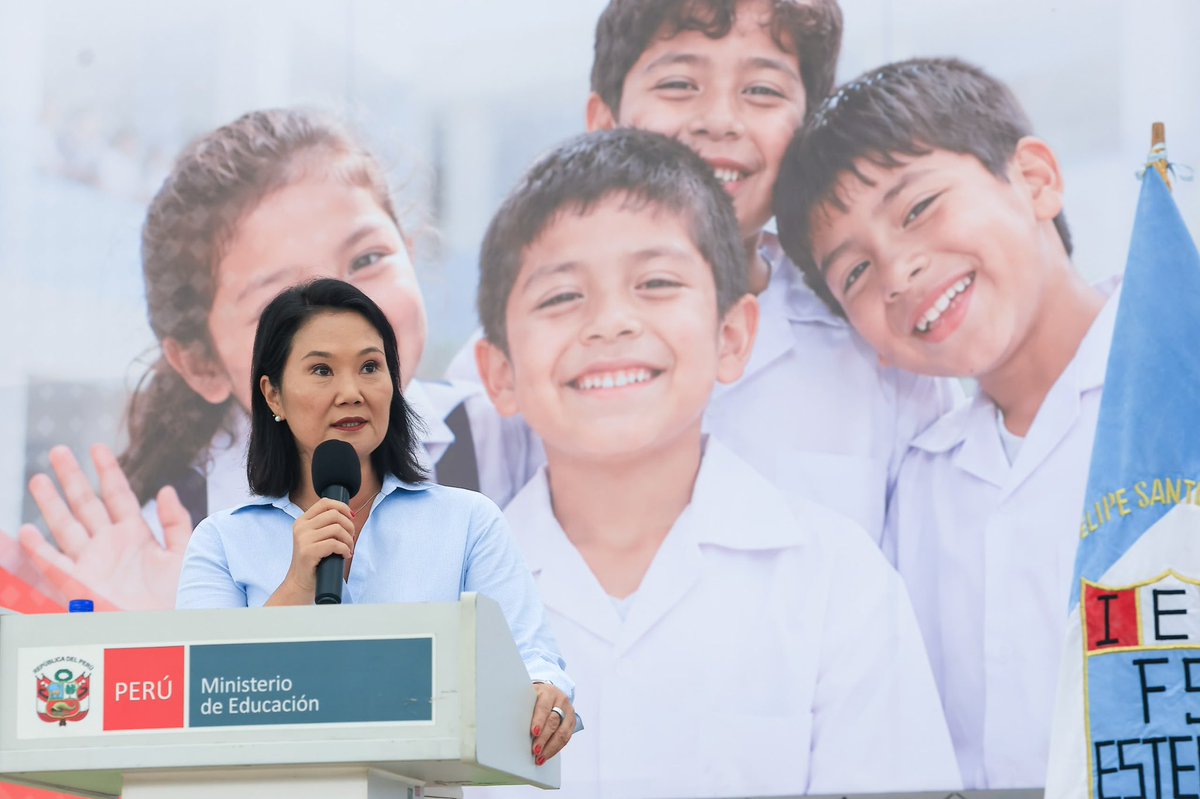 Keiko Fujimori presenta la propuesta de disciplina escolar en el colegio Felipe Santiago Estenos de Chaclacayo, Perú.