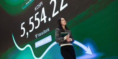 Pantalla en la sala de operaciones de Hana Bank, en Seúl, muestra el cierre del Kospi en 5.554,22 puntos el 15 de octubre de 2026.