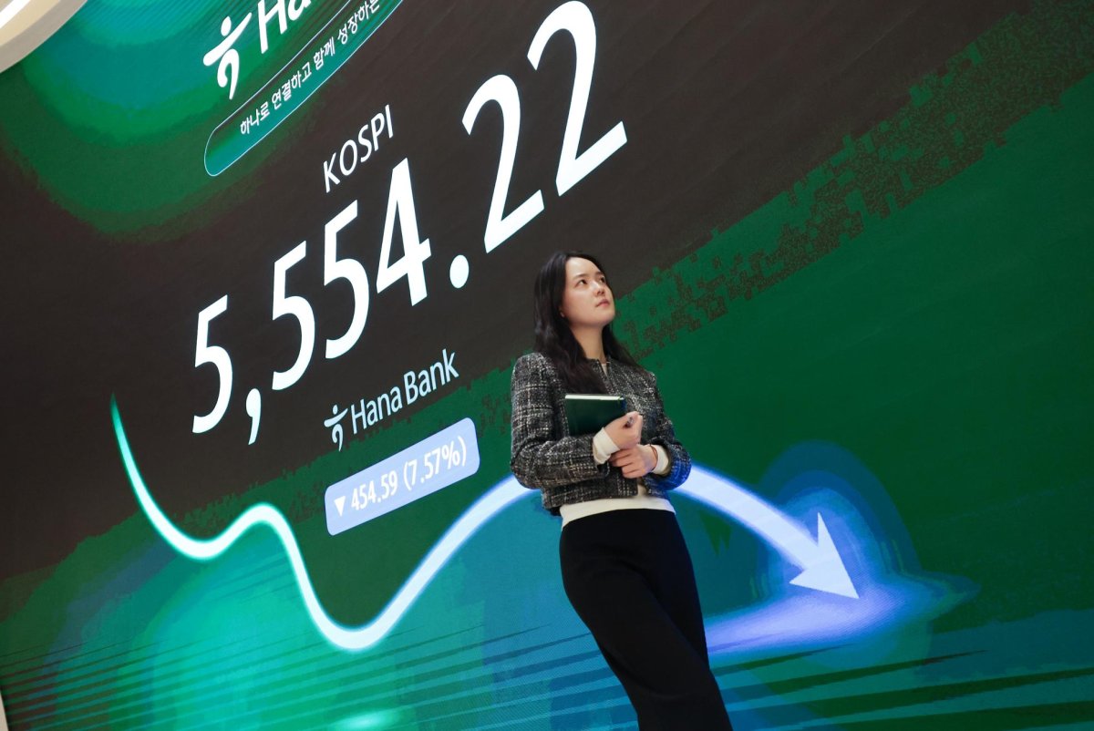 Pantalla en la sala de operaciones de Hana Bank, en Seúl, muestra el cierre del Kospi en 5.554,22 puntos el 15 de octubre de 2026.
