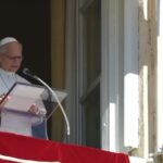 León XIV anuncia su operación desde la ventana del Palacio Apostólico durante el Ángelus.