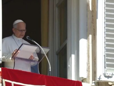 León XIV anuncia su operación desde la ventana del Palacio Apostólico durante el Ángelus.