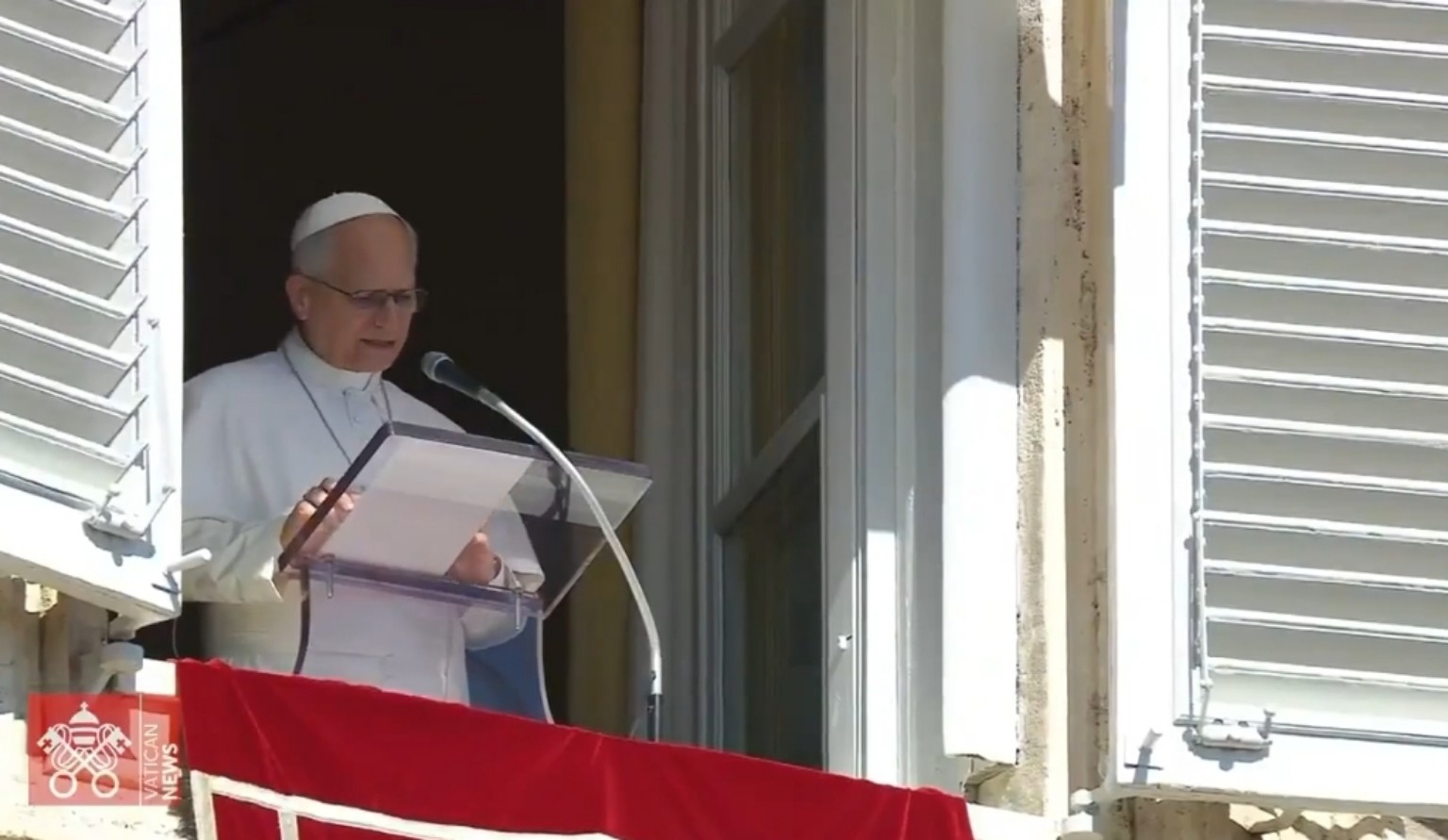 León XIV anuncia su operación desde la ventana del Palacio Apostólico durante el Ángelus.