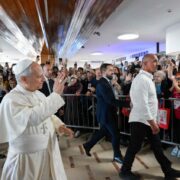 León XIV saluda mientras camina por el hospital Gemelli de Roma antes de su cirugía.