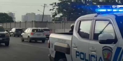 Luisa González traslado bajo custodia policial desde el Cuartel Modelo de Guayaquil el 23 de octubre de 2026.