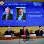 Anuncio del Nobel de Economía 2026 con los retratos de Robert Hall y Michael Woodford en pantalla