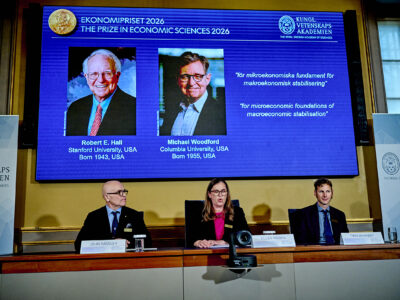 Anuncio del Nobel de Economía 2026 con los retratos de Robert Hall y Michael Woodford en pantalla