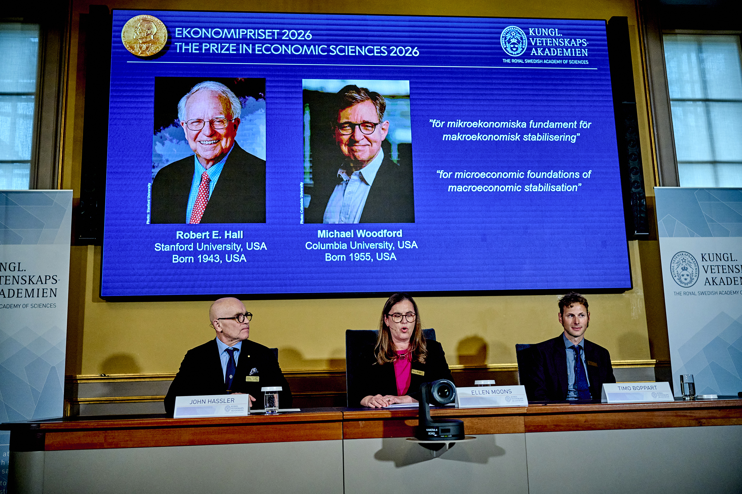 Anuncio del Nobel de Economía 2026 con los retratos de Robert Hall y Michael Woodford en pantalla