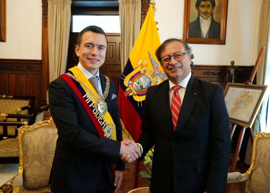 Noboa Petro se estrechan la mano en el Palacio de Carondelet durante una reunión bilateral.