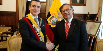 Noboa Petro se estrechan la mano en el Palacio de Carondelet durante una reunión bilateral.