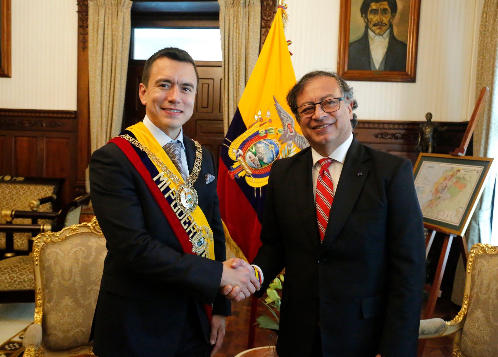 Noboa Petro se estrechan la mano en el Palacio de Carondelet durante una reunión bilateral.