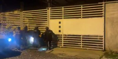 Comandos de la Frontera: agentes de la Policía Nacional frente a una vivienda durante uno de los allanamientos de la Operación Muralla, la madrugada del 15 de octubre de 2026.