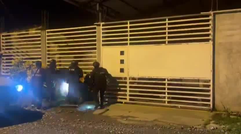 Comandos de la Frontera: agentes de la Policía Nacional frente a una vivienda durante uno de los allanamientos de la Operación Muralla, la madrugada del 15 de octubre de 2026.