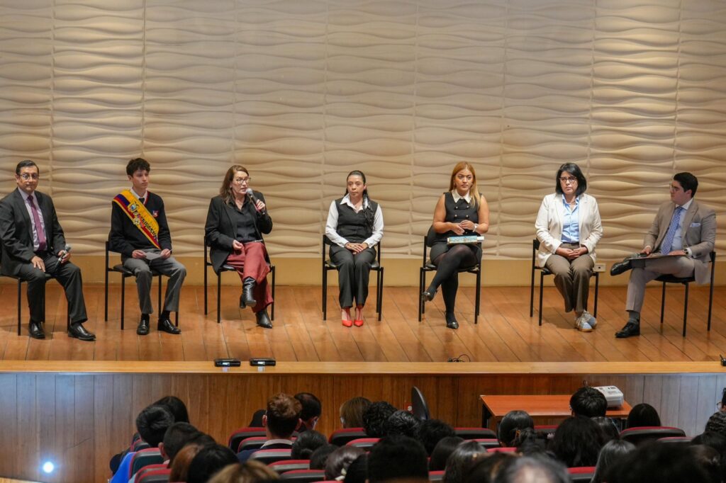 Autoridades y una estudiante en el escenario durante la presentación del Plan Nacional de Fortalecimiento de los Aprendizajes 2026–2029, el 13 de octubre de 2026.