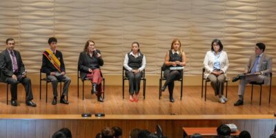 Autoridades y una estudiante en el escenario durante la presentación del Plan Nacional de Fortalecimiento de los Aprendizajes 2026–2029, el 13 de octubre de 2026.