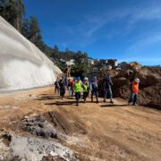 Obra de ampliación y captación de la quebrada El Tejado en Quito, con infraestructura de hormigón y taludes cubiertos de vegetación.