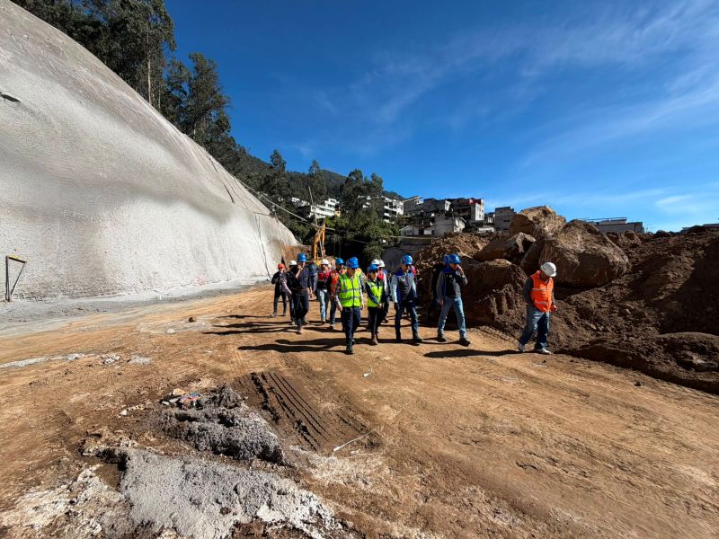 Obra de ampliación y captación de la quebrada El Tejado en Quito, con infraestructura de hormigón y taludes cubiertos de vegetación.