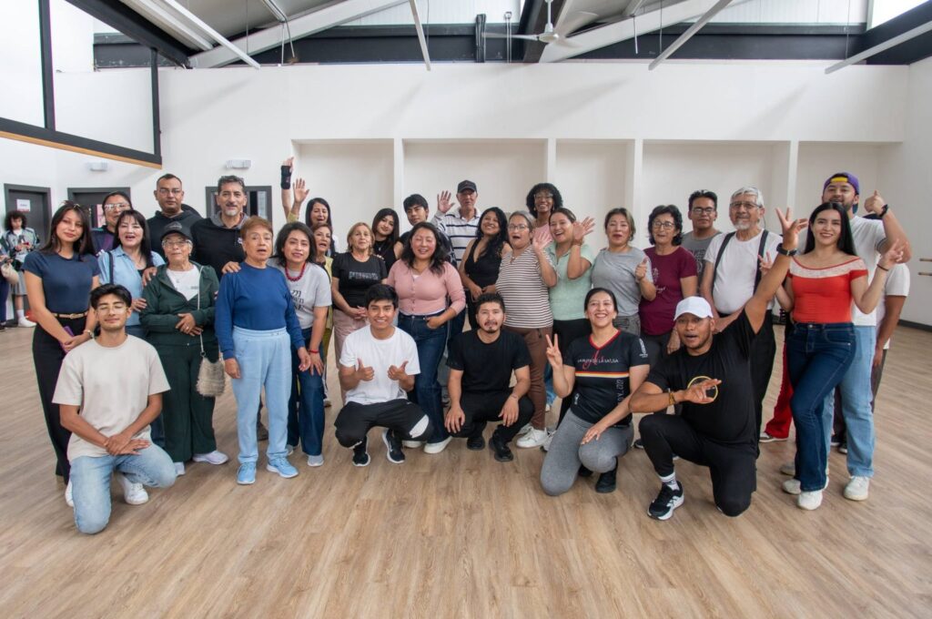 Participantes de distintas edades reunidos en una sala de Quitopía, en Quito