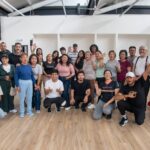 Participantes de distintas edades reunidos en una sala de Quitopía, en Quito
