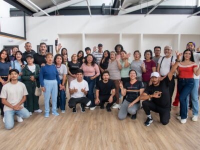 Participantes de distintas edades reunidos en una sala de Quitopía, en Quito