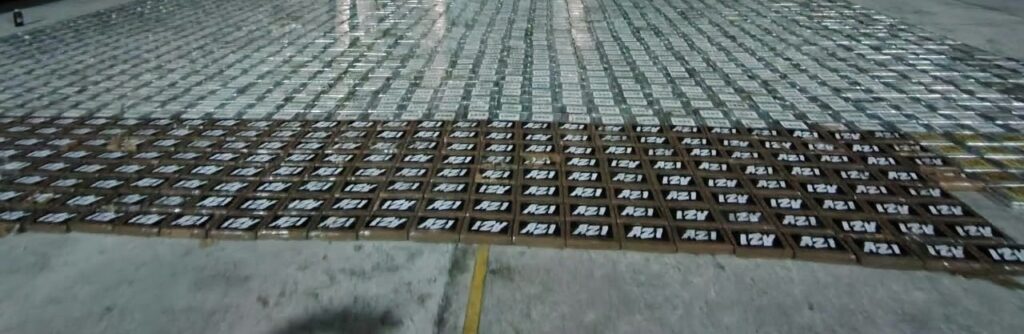Bloques de cocaína incautados alineados sobre el piso de una terminal de contenedores en el puerto de Guayaquil