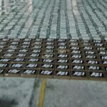 Bloques de cocaína incautados alineados sobre el piso de una terminal de contenedores en el puerto de Guayaquil