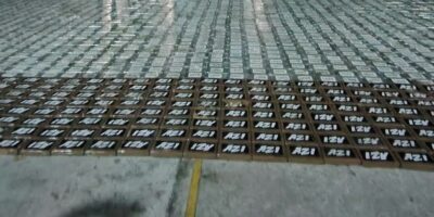 Bloques de cocaína incautados alineados sobre el piso de una terminal de contenedores en el puerto de Guayaquil