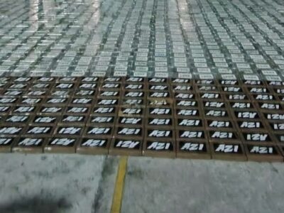 Bloques de cocaína incautados alineados sobre el piso de una terminal de contenedores en el puerto de Guayaquil