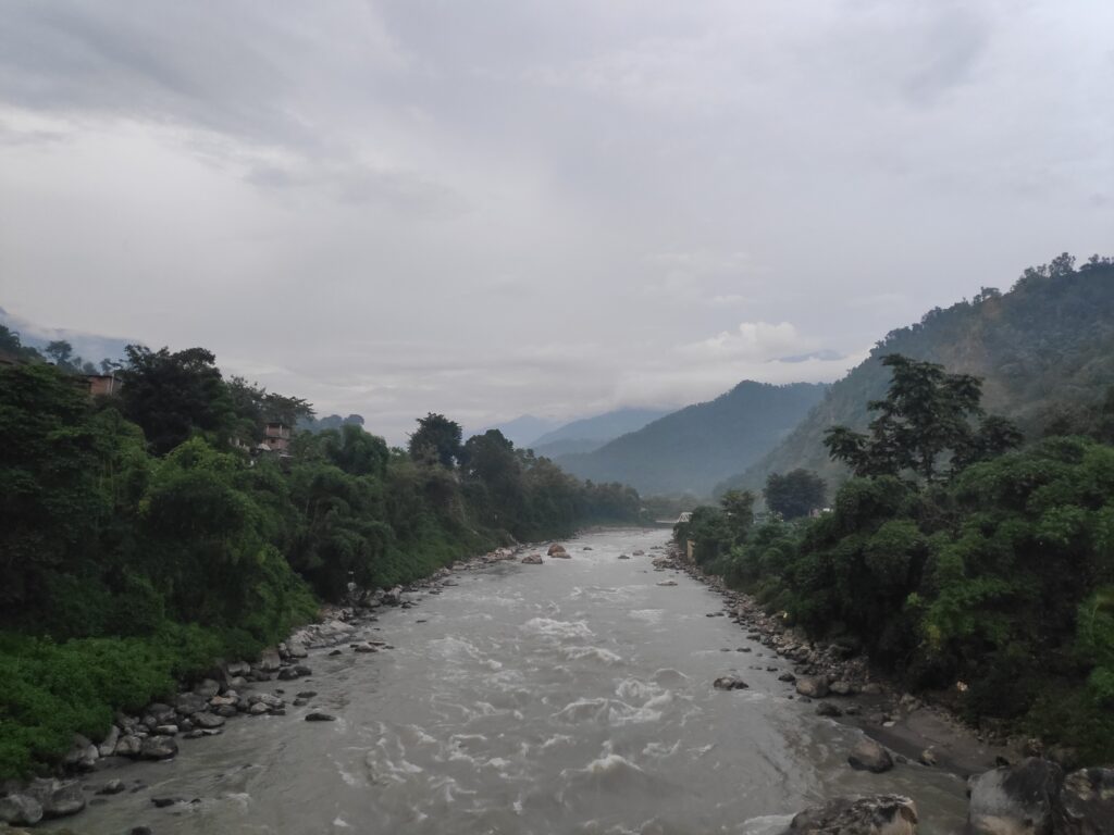 Río Budhi Gandaki entre montañas de Nepal, en una fotografía de archivo de septiembre de 2019.