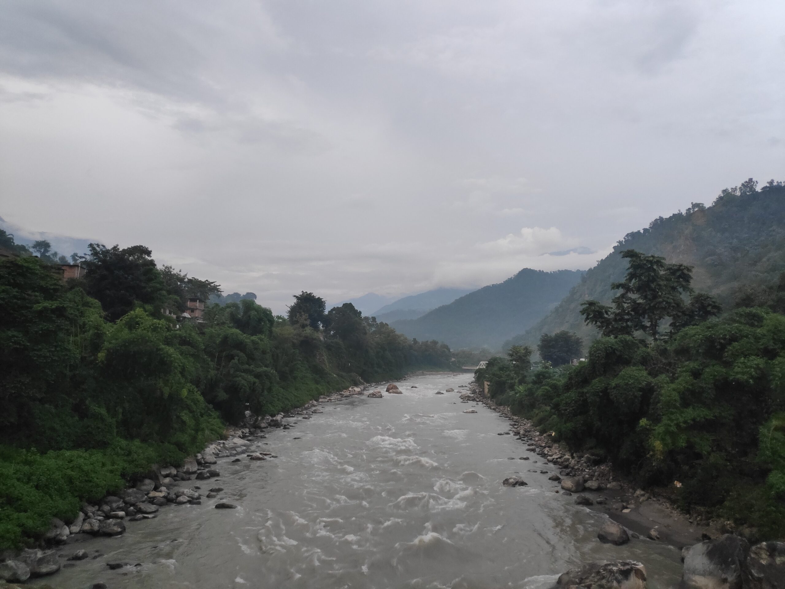 Río Budhi Gandaki entre montañas de Nepal, en una fotografía de archivo de septiembre de 2019.