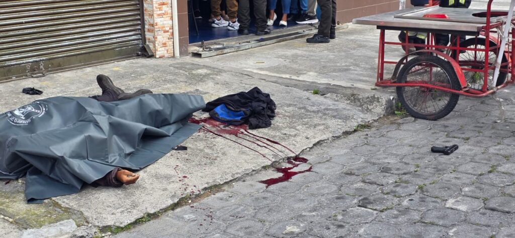 Exterior del local comercial de Santa Anita tras la intervención policial del 10 de octubre de 2026