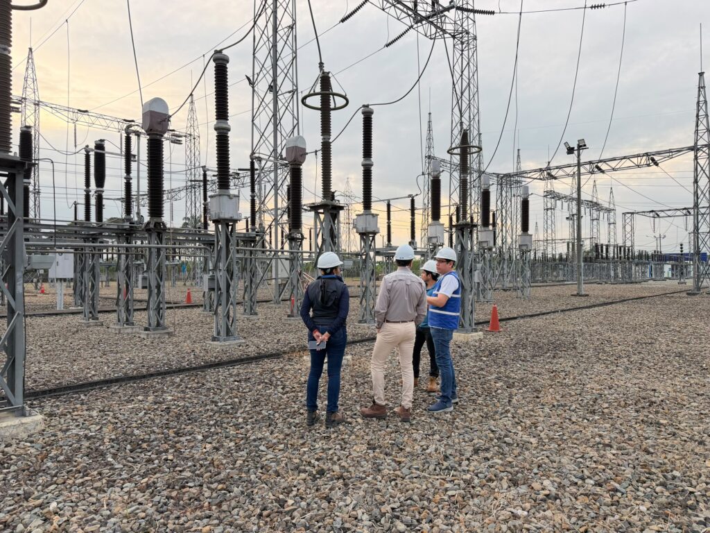 Técnicos con casco en el patio de una subestación eléctrica de alto voltaje en El Oro, durante mantenimientos preventivos en junio de 2026. Imagen de archivo referencial.