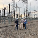 Técnicos con casco en el patio de una subestación eléctrica de alto voltaje en El Oro, durante mantenimientos preventivos en junio de 2026. Imagen de archivo referencial.