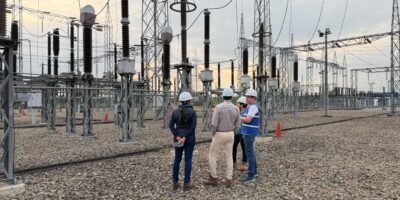 Técnicos con casco en el patio de una subestación eléctrica de alto voltaje en El Oro, durante mantenimientos preventivos en junio de 2026. Imagen de archivo referencial.