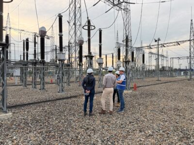 Técnicos con casco en el patio de una subestación eléctrica de alto voltaje en El Oro, durante mantenimientos preventivos en junio de 2026. Imagen de archivo referencial.