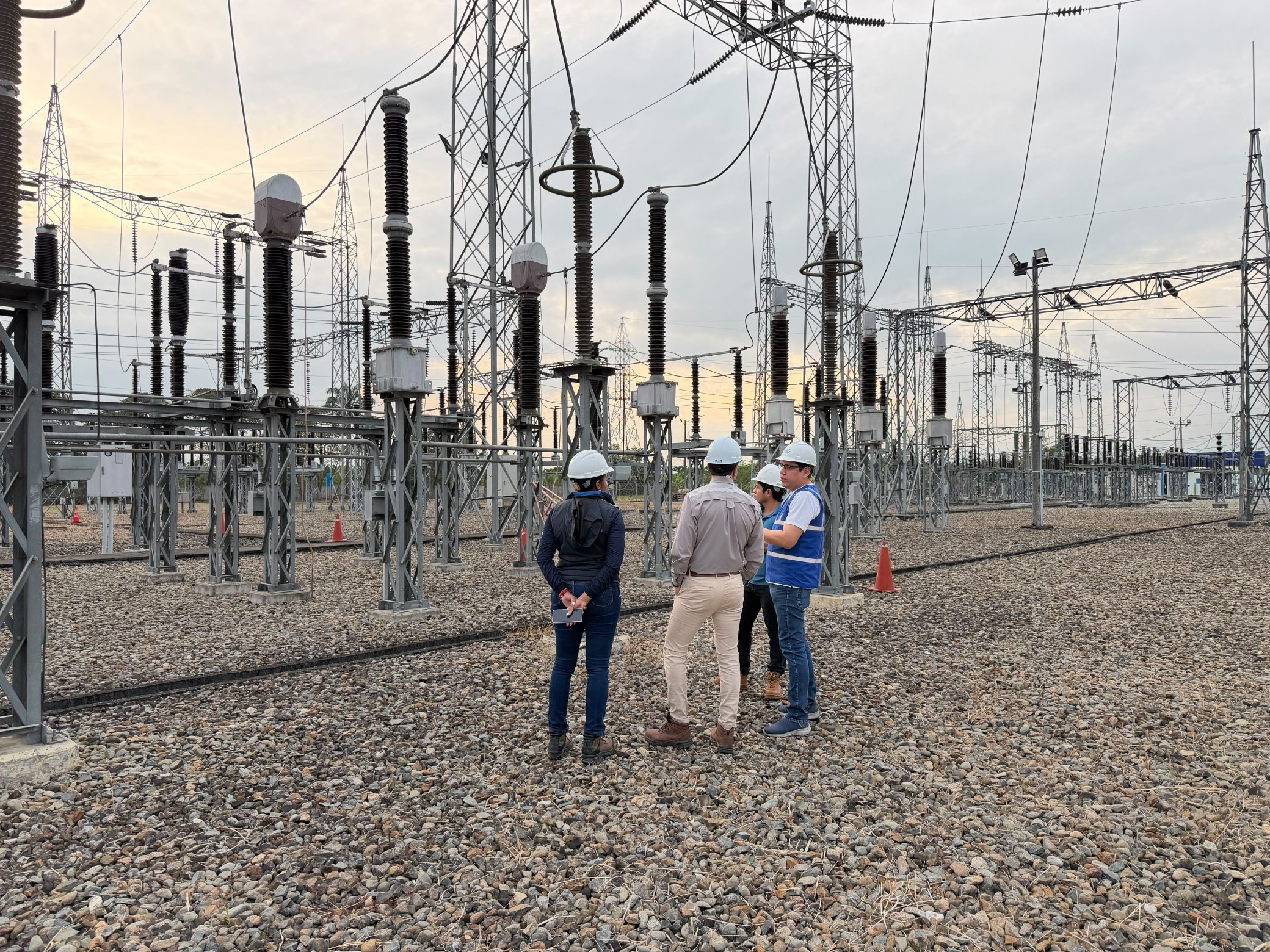 Técnicos con casco en el patio de una subestación eléctrica de alto voltaje en El Oro, durante mantenimientos preventivos en junio de 2026. Imagen de archivo referencial.
