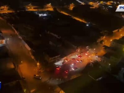 Vista aérea de patrulleros durante un operativo nocturno. Imagen de referencia para la investigación en Sucúa.