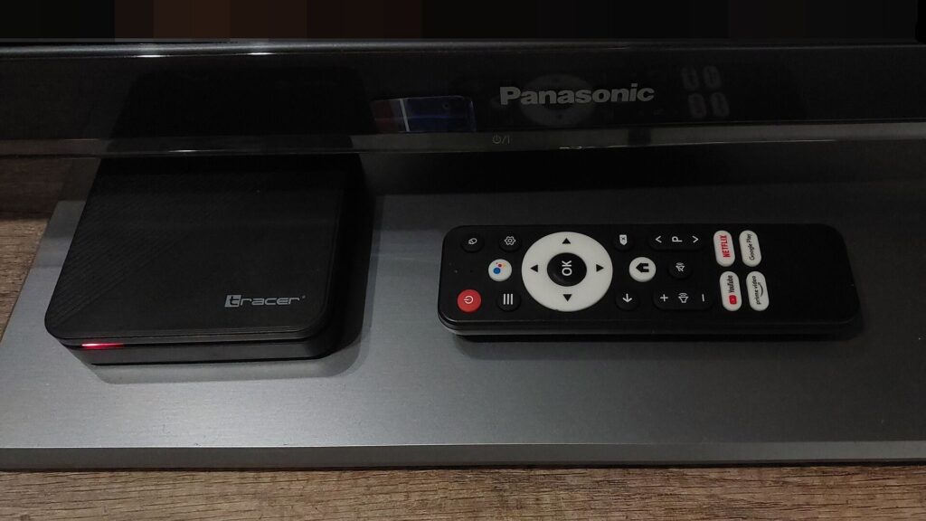 Un TV box Android con su control remoto, el tipo de dispositivo barato usado en el experimento