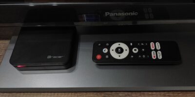 Un TV box Android con su control remoto, el tipo de dispositivo barato usado en el experimento